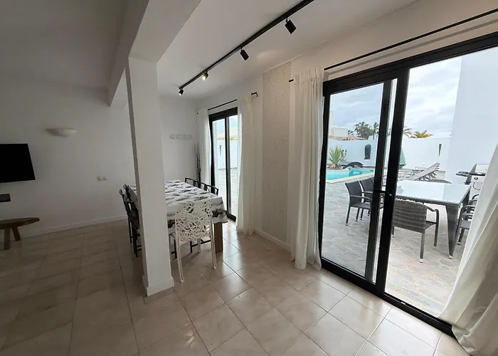 Waikiki, Private Pool, Beaches & Nightlife Villa Corralejo